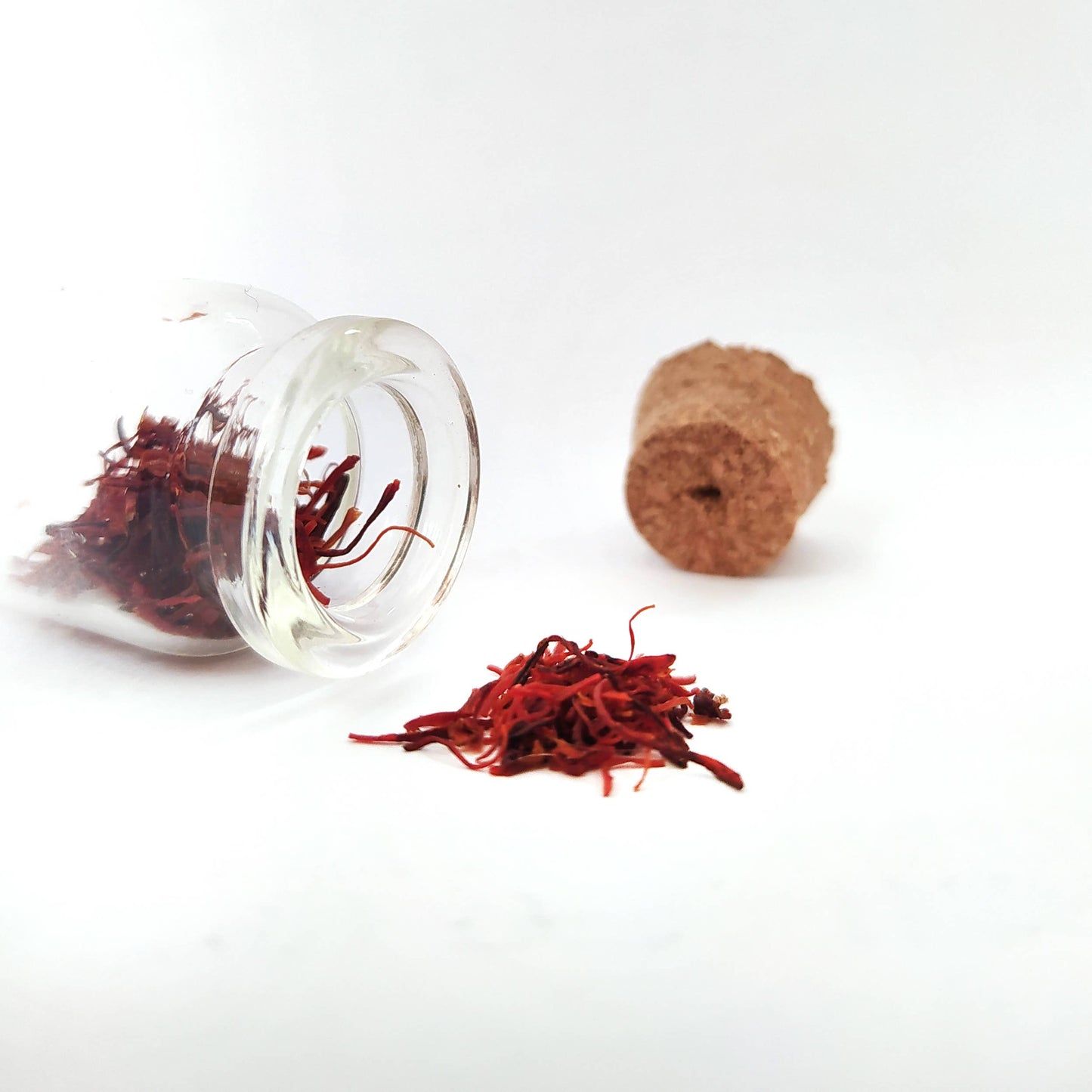 Safranfäden in einer kleinen Flasche mit Korken