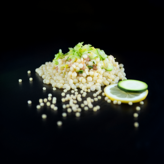Fregula Sarda Salat mit Zucchini, Knoblauch und Zitrone