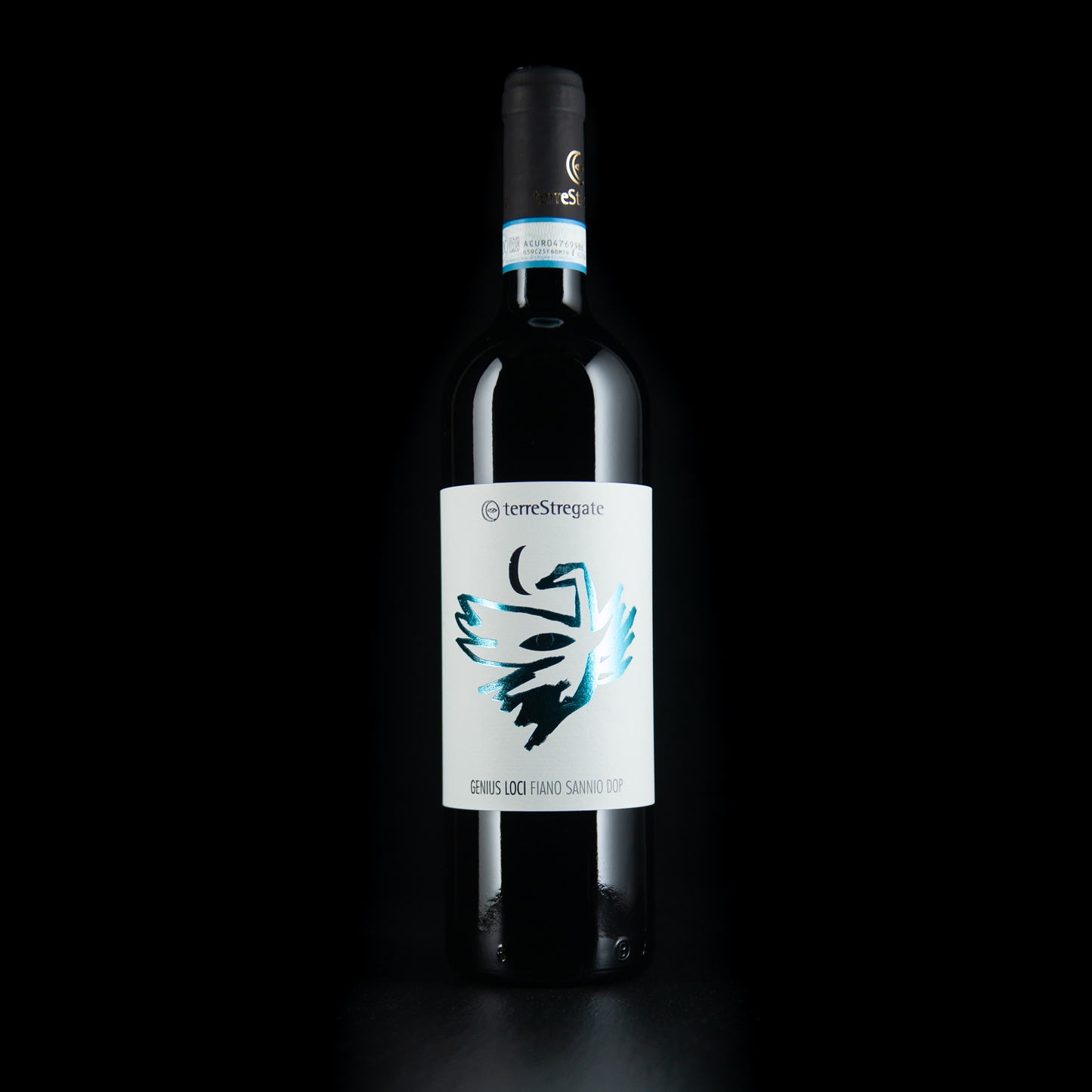 Das Etikett des Genius Loci Fiano Sannio DOP zeigt ein stilisiertes Labyrinth – ein Symbol für den „Geist des Ortes“ (Genius Loci), der tief mit dem Terroir von Sannio verwurzelt ist. Es steht für die einzigartigen Eigenschaften des Bodens, die Traditionen der Region und die handwerkliche Kunst des Weinbaus.